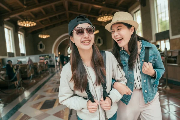 Meisjes in Union Station praten en lachen — Stockfoto