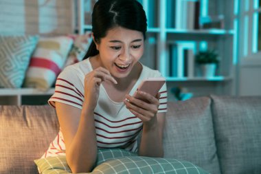 Mutlu kadın akıllı telefona mesaj yazma