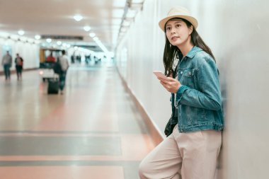 neşeli kız arkadaşı bekleyen duvara yaslanmış