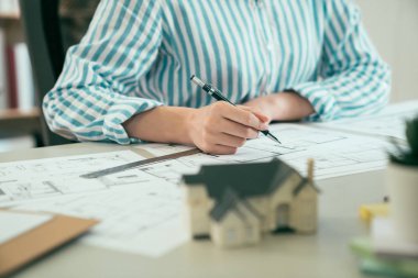 Kadın el yazısı mavi baskı üzerine çizim planı