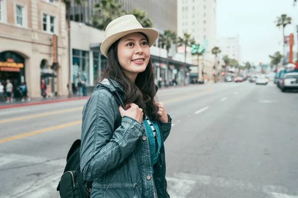 Mujer sonriendo con sonrisa al aire libre caminando por la ciudad — Foto de Stock