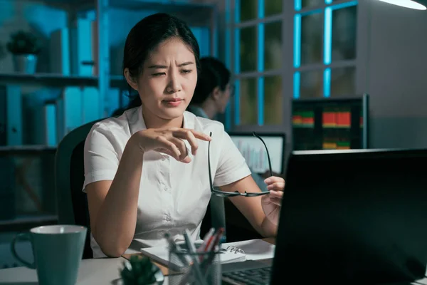 Ernstige vrouw voelen ogen pijnlijke pijn overwerkt — Stockfoto