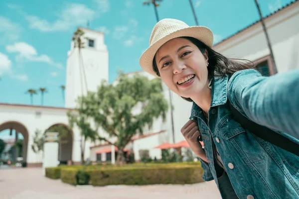 Mujer mochilero tomando selfie Union Station — Foto de Stock