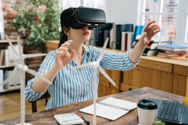 Vr kulaklık takan profesyonel mimar çalışıyor