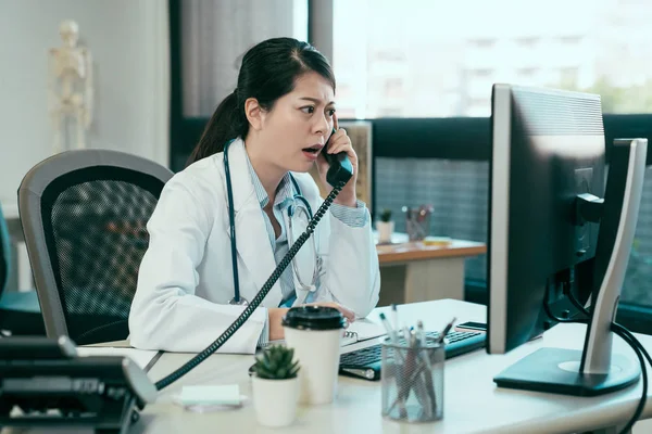 Operaia medica stressata che parla al telefono — Foto Stock