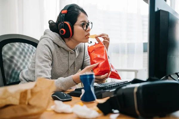 Home Body staren op monitor scherm eet chips — Stockfoto