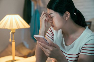 Yorgun kadın acı veren gözleri aşırı.