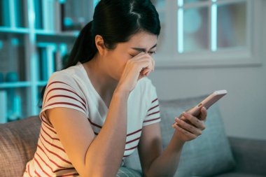 Gecenin bir yarısı ekran temizleyen bir kadın.