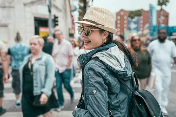 Tourist with backpack walking on crossing zebra — Stock Photo, Image