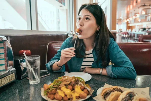 Woman diner eating chicken wings enjoy delicious — Stock Photo, Image