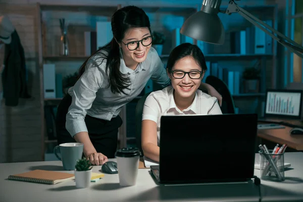 Ondernemer werkt op laptop met collega — Stockfoto
