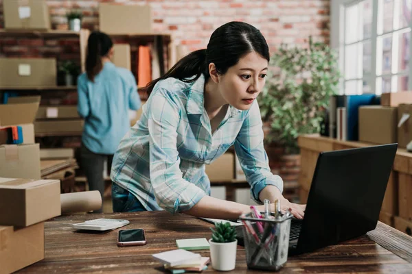 Ondernemer controleren ordertypen op computer — Stockfoto