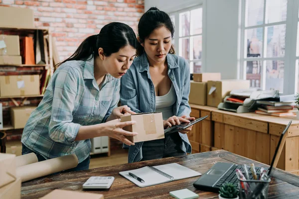 Colleghi che controllano l'ordine del cliente con piccola scatola — Foto Stock