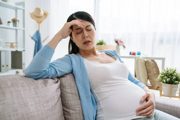 Wanita Cina Asia muda hamil dengan sakit kepala — Stok Foto