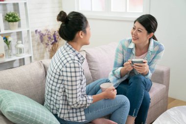 mutlu kadın arkadaşlar rahat konuşma sahip