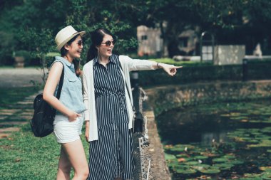 kız nokta parmağı paylaşım gölet görünümü gösteren