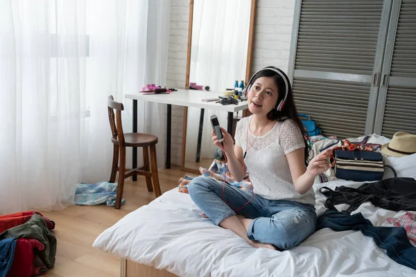 Mujer con sonrisa disfrutando de la melodía cantando feliz — Foto de Stock