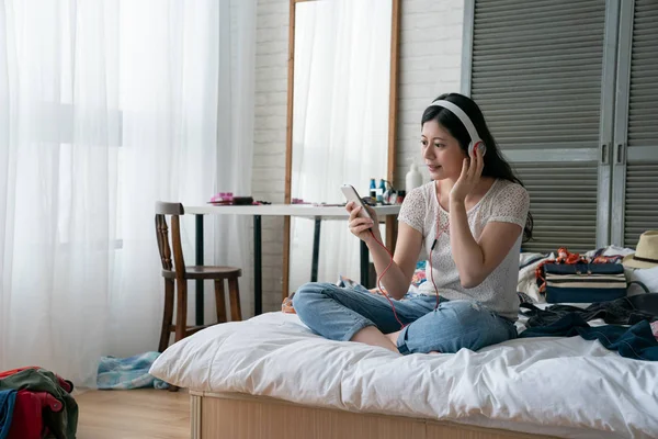 Chica en los auriculares relajarse escuchar música smartphone — Foto de Stock