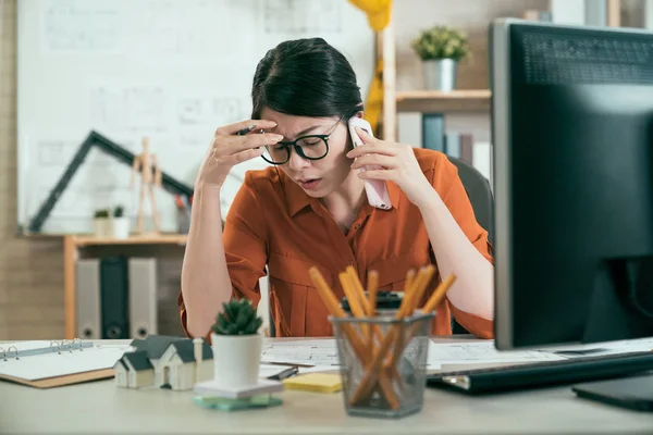 Engineer woman frowning solve problem — Stock Photo, Image