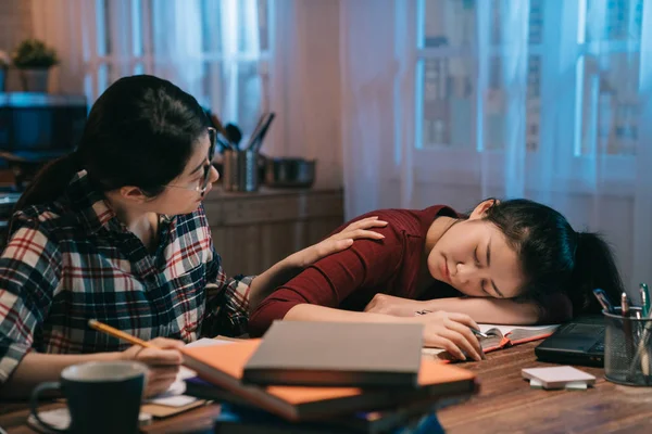 Una señora se quedó dormida otra tratando de despertar — Foto de Stock