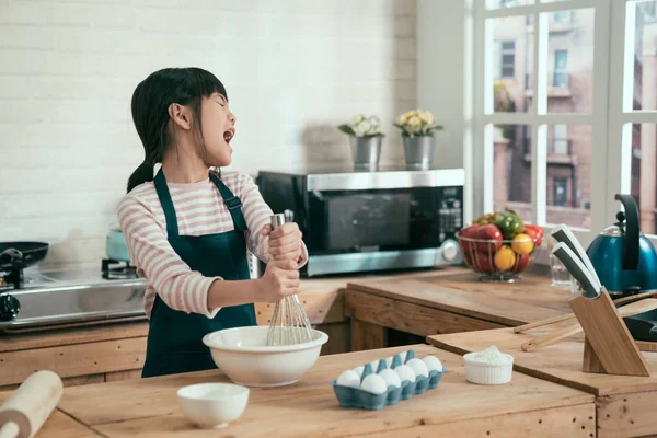 Koreai kislány szórakozik a konyhában DIY — Stock Fotó