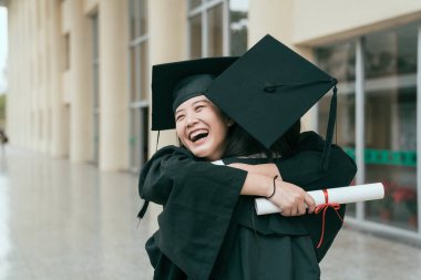mezuniyet mutlu kadın sarılma gülümseyen aşk