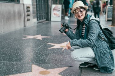 asyalı kadın turist parmak sivri yıldız plaklar
