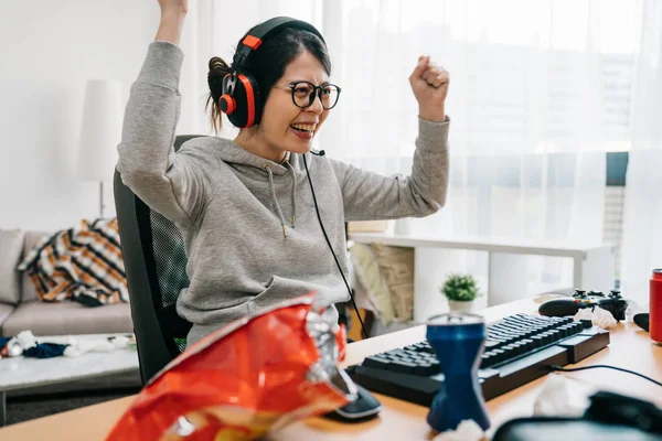 Vrouw in brillen winnende PC Game — Stockfoto