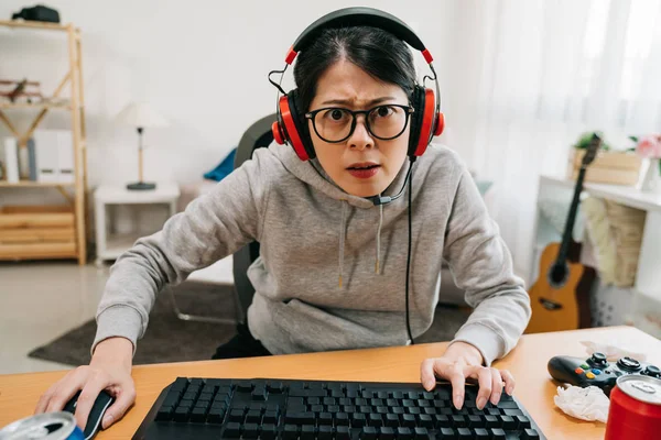 Estudiante nerd mujer jugando ordenador juego —  Fotos de Stock