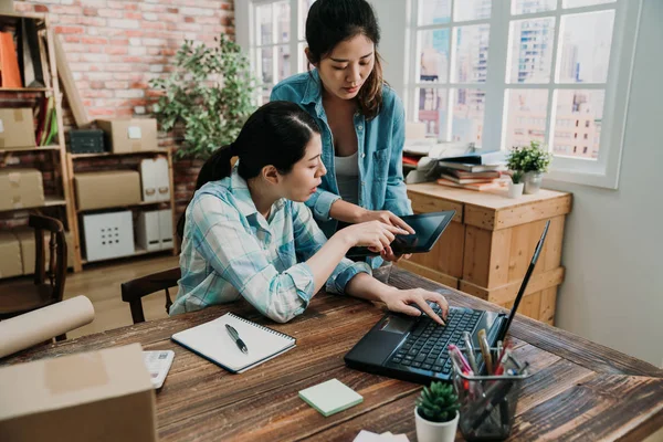 Partner i studion diskuterar Business Tablet — Stockfoto