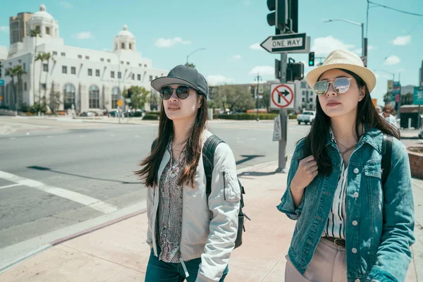 Kvinnor turist promenader tillsammans på city street — Stockfoto