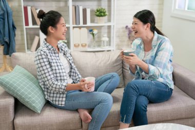 komik hayat şey hakkında konuşurken kadın oda arkadaşı