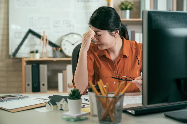 Designer tendo dor de cabeça e olhos doloroso cansado . — Fotografia de Stock