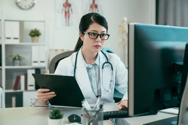 Medico donna che lavora alla reception della clinica — Foto Stock