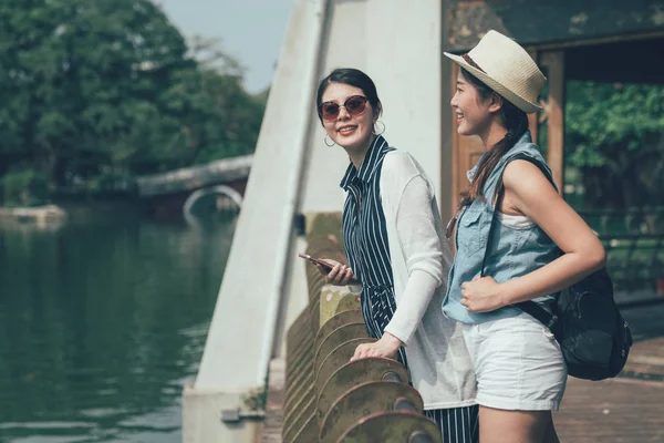 Toeristen genieten van Sunshine vijver uitzicht in Park glimlachend — Stockfoto