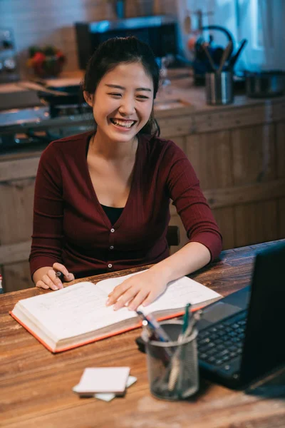 Счастливая азиатская студентка учится онлайн — стоковое фото