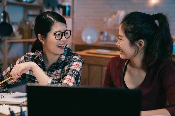 Twee studenten studeren met computer notebook — Stockfoto