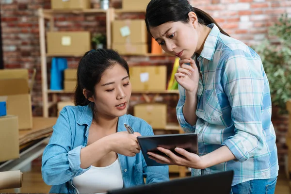 Lavoro di squadra freelance femminile discutere su tavoletta — Foto Stock