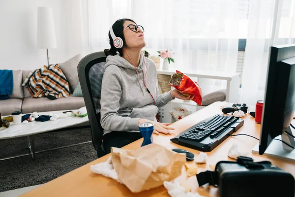 Lazy girl in messy dirty bedroom with order in — Stock Photo, Image