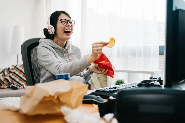 Luie meisje kijken film met headset in rommelig kamer — Stockfoto