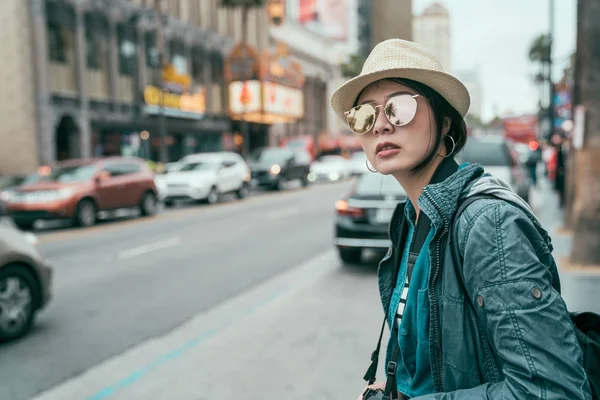 Femme touriste en plein air dans la ville en attente de taxi — Photo