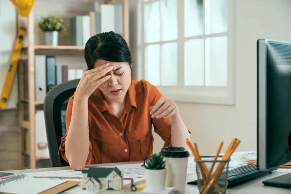 Stressad arkitekt med huvudvärk medan du arbetar — Stockfoto