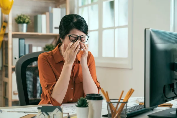 Arquitecto mirando agotado y cubriendo la cara — Foto de Stock