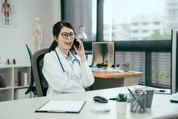Medico ridente che ascolta il paziente al telefono — Foto Stock