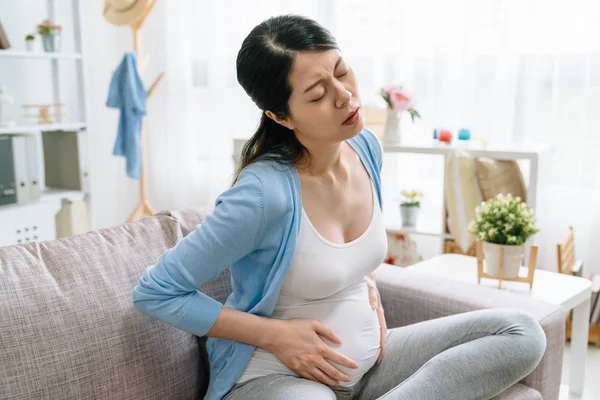 Mujer embarazada siente dolor en el abdomen —  Fotos de Stock