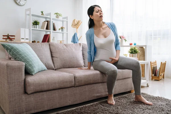 Ziekte zwangere Aziatische vrouw moeilijk te verplaatsen — Stockfoto