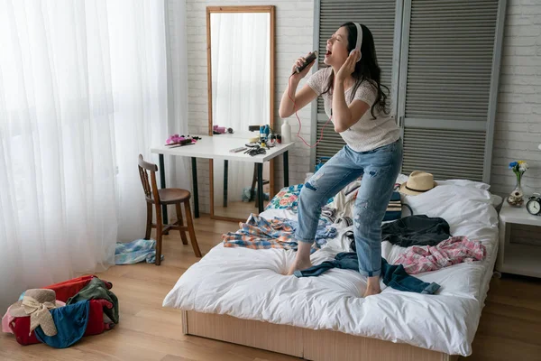 Alegre chica joven divirtiéndose en casa — Foto de Stock