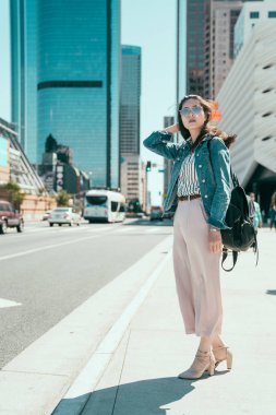 taksi bekleyen sokakta yol başında duran turist