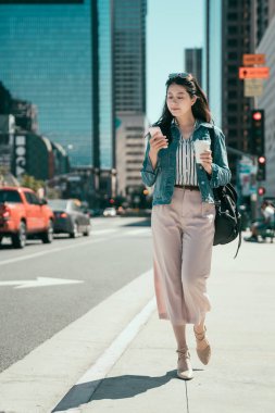 cep telefonu yla kahve mesajlaşma ile ofis bayan
