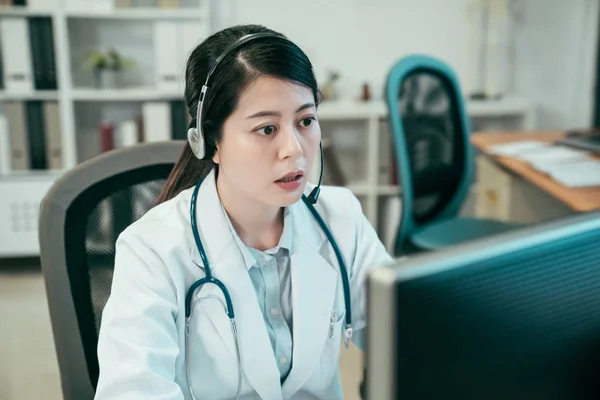 Asiatico donna medico in telemedicina concetto — Foto Stock